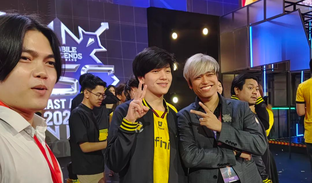 在柬埔寨因中国游戏欢呼的人们