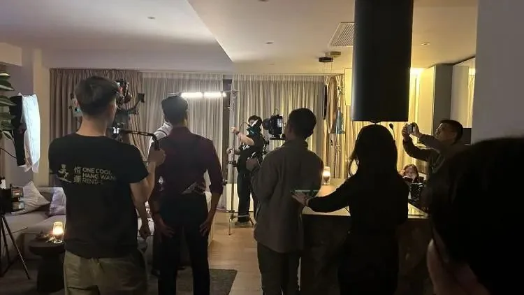 短剧出海爆火：北美 "横店" 崛起，40 + 女性成主力受众，文化差异成最大难题？