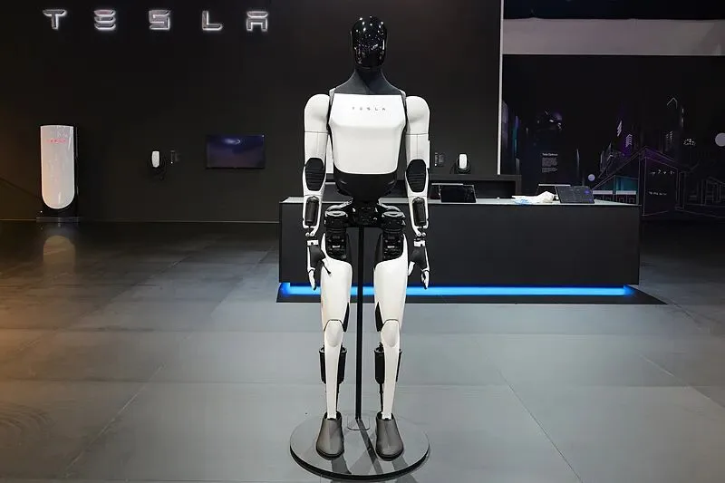 马斯克：Optimus机器人明年开卖